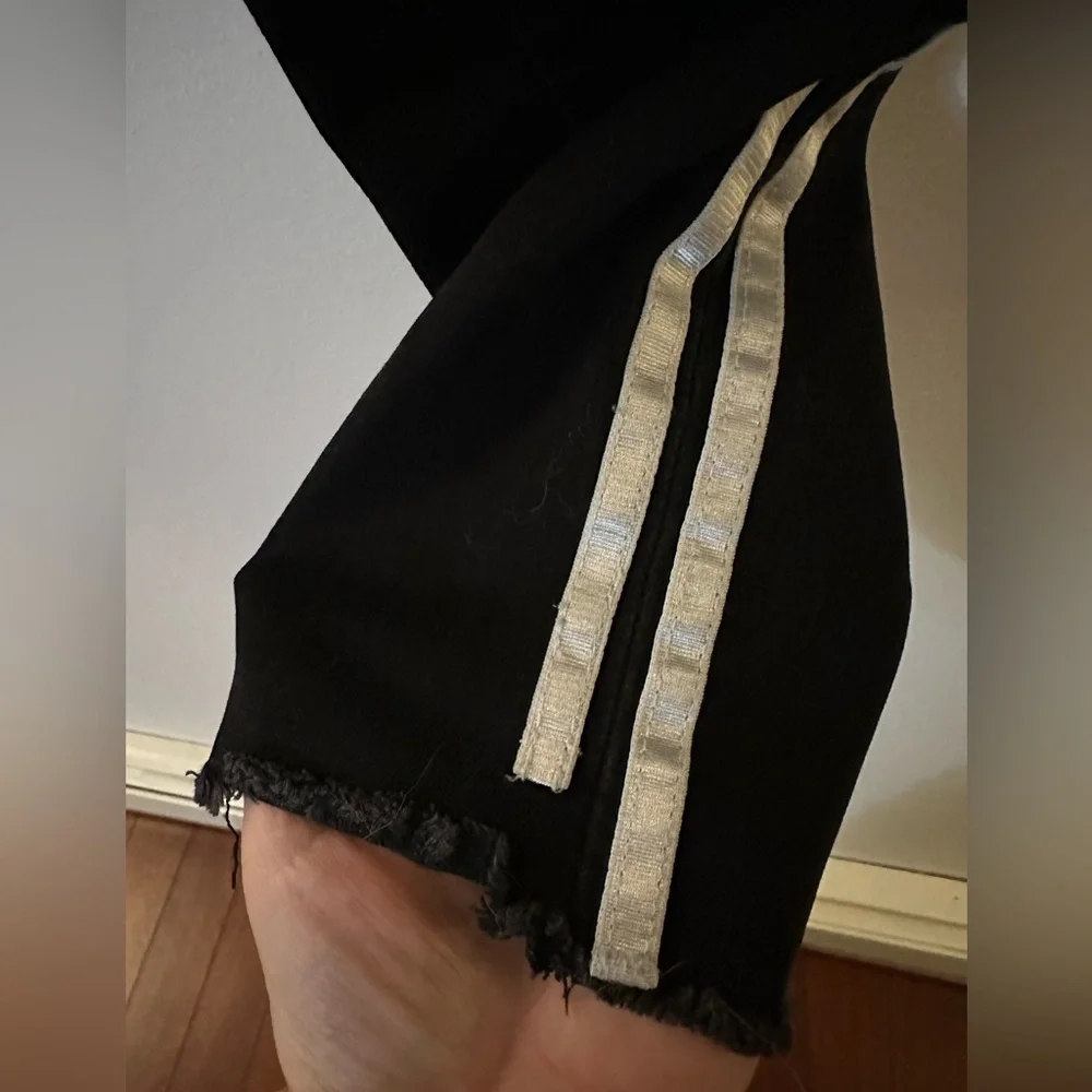 EUC- Articles of Society Black Sarah skinny jeans w/white race stripe frayed hem